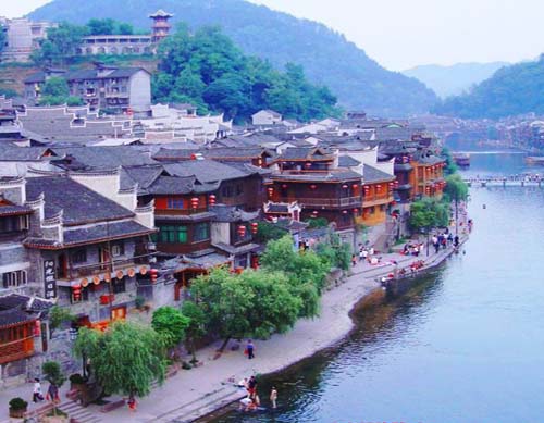 鳳凰古城江邊古屋復古客棧