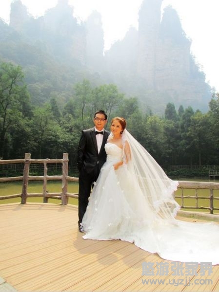 新在以森林公園為背景取景拍攝婚紗照